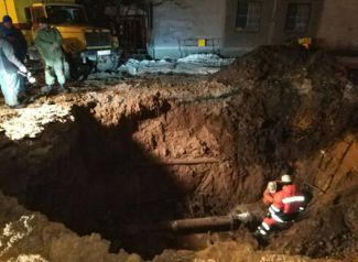Сотрудники ЛГЭК устранили сложную аварию на водоводе по ул. Гоголя Сотрудники ЛГЭК устранили сложную аварию на водоводе по ул. Гоголя